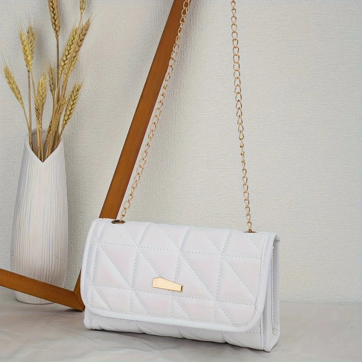 Bolsa Feminina Transversal  em Matelassê com Fecho Dourado Modelo Lumière Noir